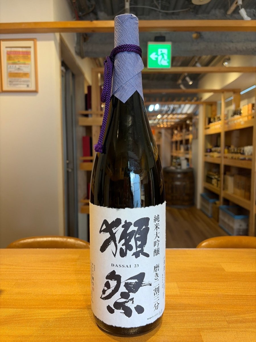 獺祭 純米大吟醸 磨き 二割三分 1800ml - LIQUOR JOY