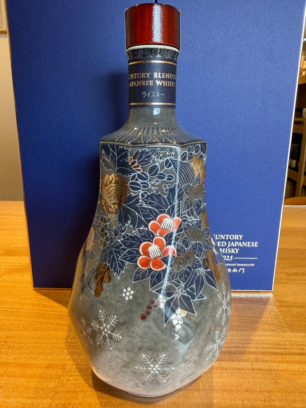 サントリーブレンデッドジャパニーズウイスキー 2025 〈色絵雪花薄墨墨はじき四季花文洋酒瓶〉 十四代 今泉今右衛門 作