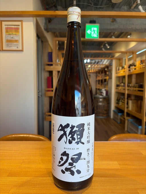 獺祭(だっさい) 純米大吟醸 磨き三割九分 1800ml - LIQUOR JOY