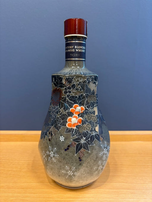 サントリーブレンデッドジャパニーズウイスキー 2025 〈色絵雪花薄墨墨はじき四季花文洋酒瓶〉 十四代 今泉今右衛門 作 - LIQUOR JOY