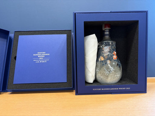 サントリーブレンデッドジャパニーズウイスキー 2025 〈色絵雪花薄墨墨はじき四季花文洋酒瓶〉 十四代 今泉今右衛門 作 - LIQUOR JOY