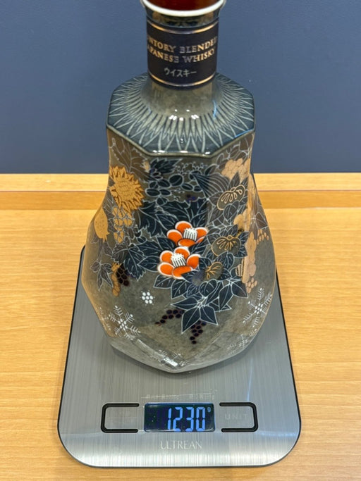 サントリーブレンデッドジャパニーズウイスキー 2025 〈色絵雪花薄墨墨はじき四季花文洋酒瓶〉 十四代 今泉今右衛門 作 - LIQUOR JOY