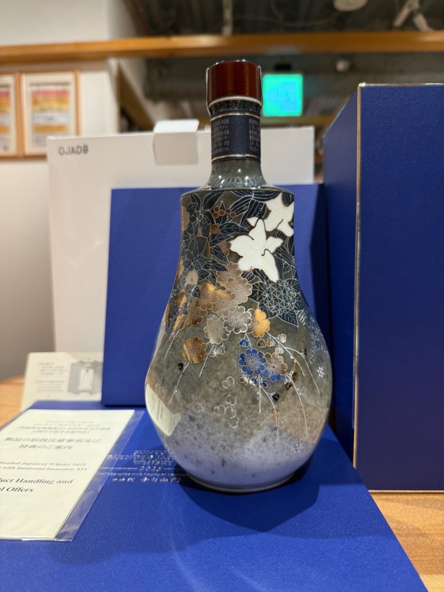 サントリーブレンデッドジャパニーズウイスキー 2025 〈色絵雪花薄墨墨はじき四季花文洋酒瓶〉 十四代 今泉今右衛門 作 - LIQUOR JOY