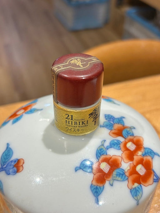 響21年 響 HIBIKI ひびき 有田焼 サントリー SUNTORY 有田焼 色絵椿柴垣文筒形瓶 陶器ボトル - LIQUOR JOY
