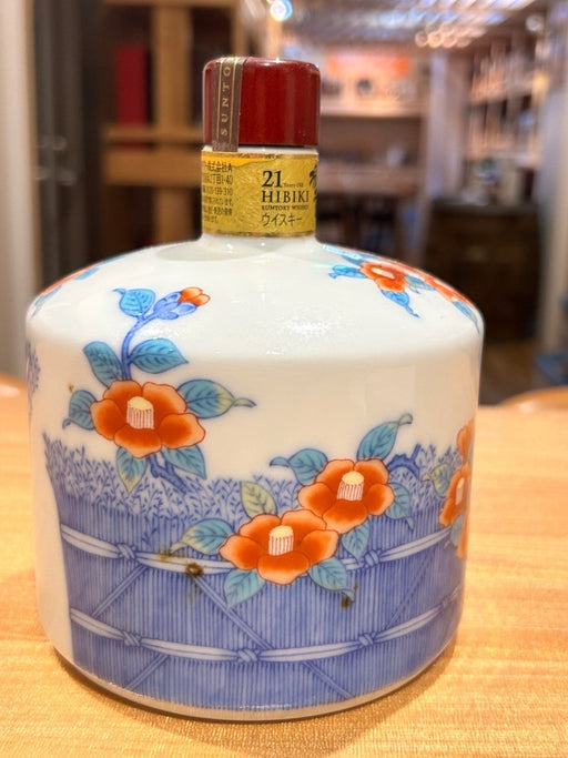 響21年 響 HIBIKI ひびき 有田焼 サントリー SUNTORY 有田焼 色絵椿柴垣文筒形瓶 陶器ボトル - LIQUOR JOY