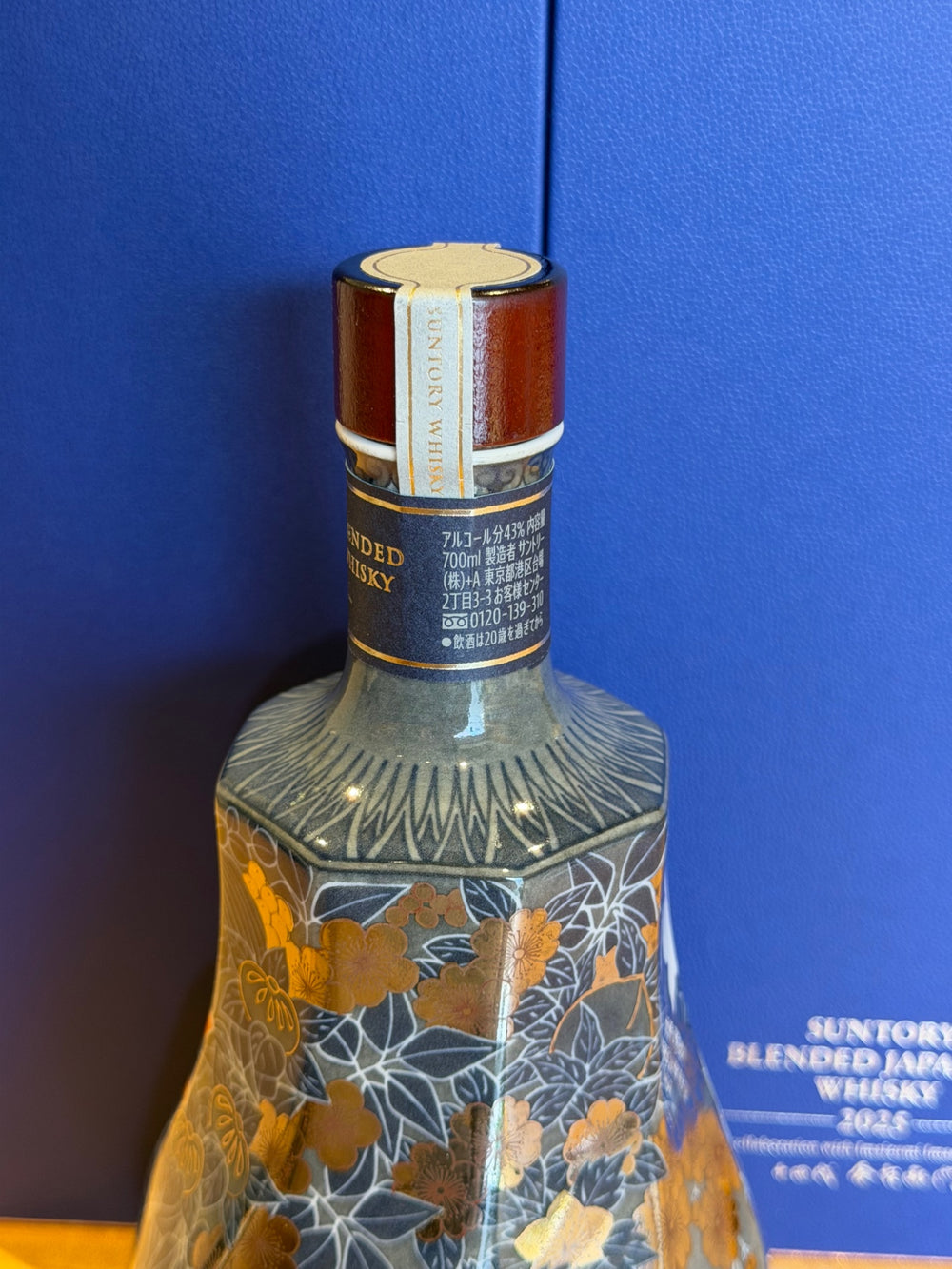 サントリーブレンデッドジャパニーズウイスキー 2025 〈色絵雪花薄墨墨はじき四季花文洋酒瓶〉 十四代 今泉今右衛門 作