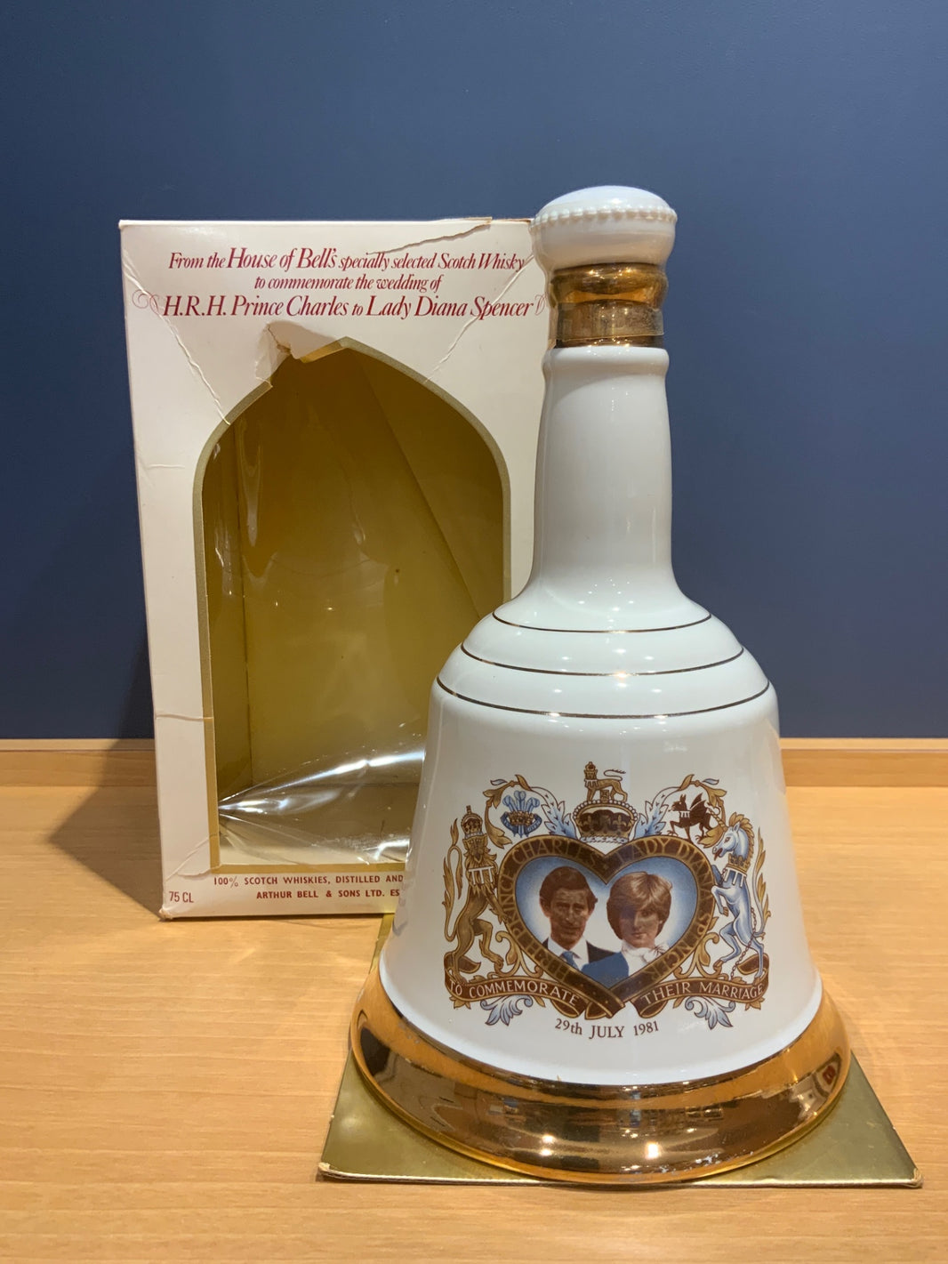 ＢＥＬＬｓ　陶器ボトル　1本　箱付き