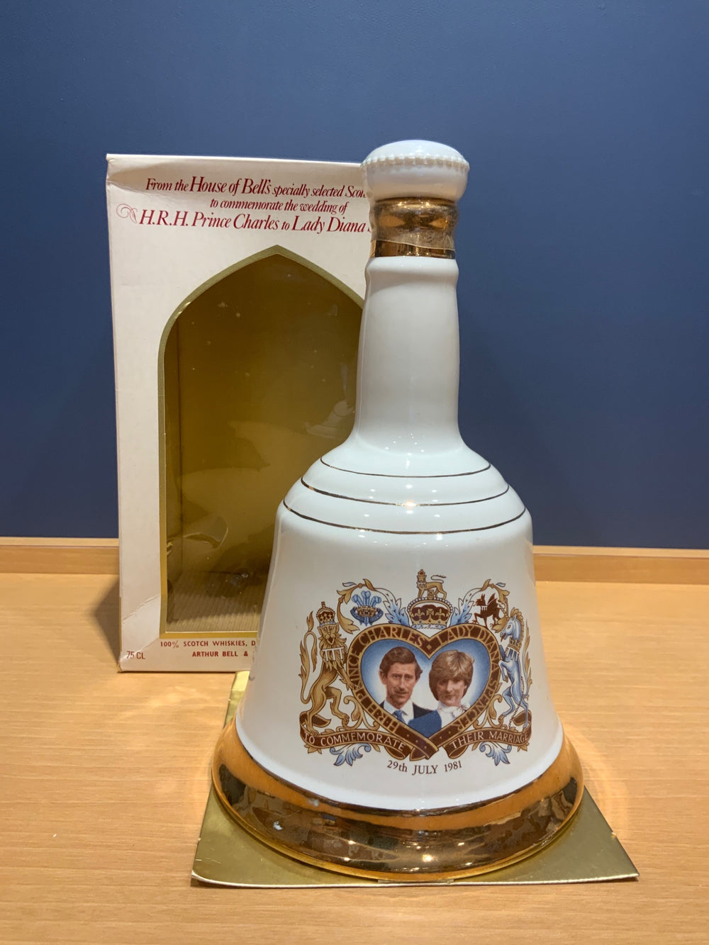 ＢＥＬＬｓ　陶器ボトル　1本　箱付き