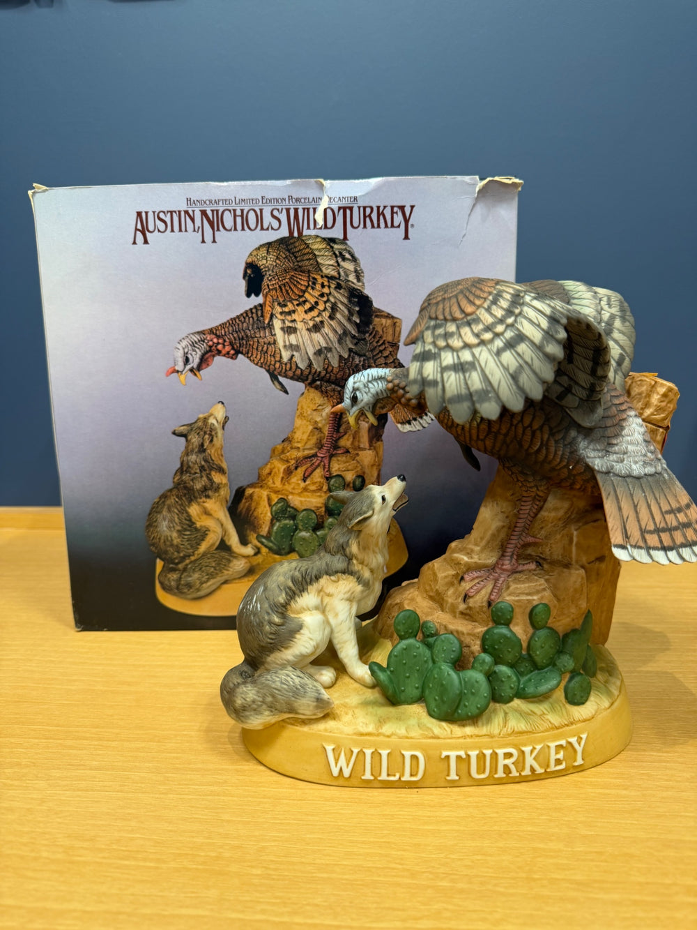 ワイルドターキー WILD TURKEY 8年 陶器ボトル 七面鳥と狼 700ml