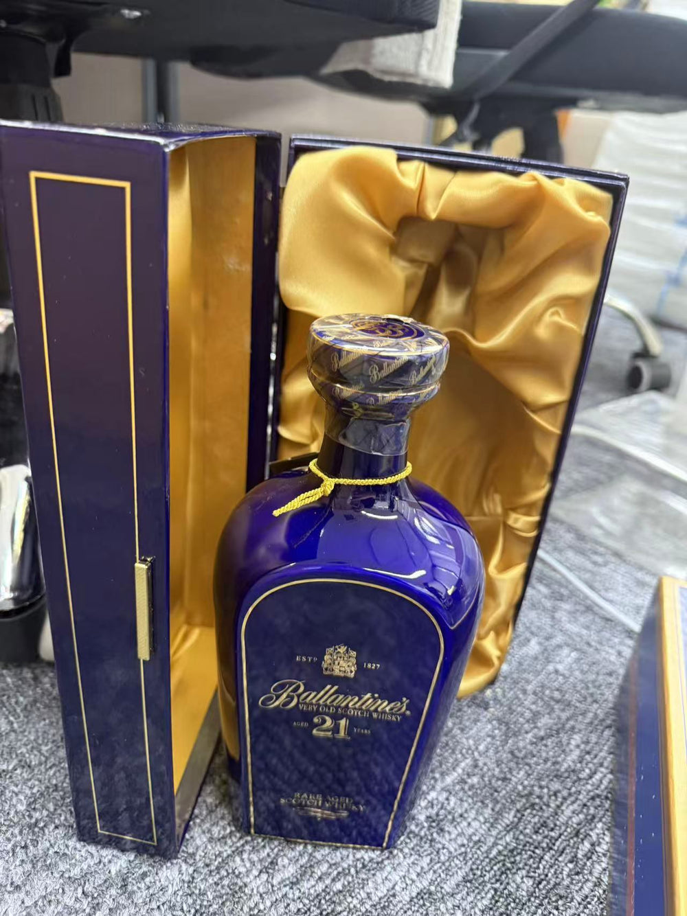 バランタイン21年 陶器ボトル