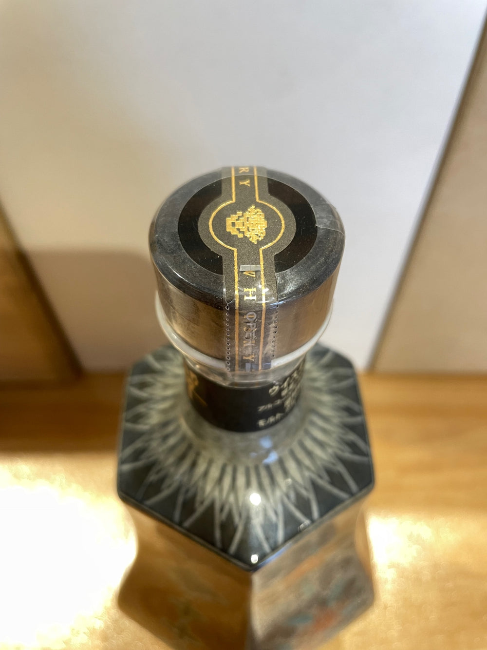 Suntory Hibiki 35 Year Old Whisky Jusandai Imaemon Colored Etiquette Light Ink Grass and Flower Design Western Liquor Bottle