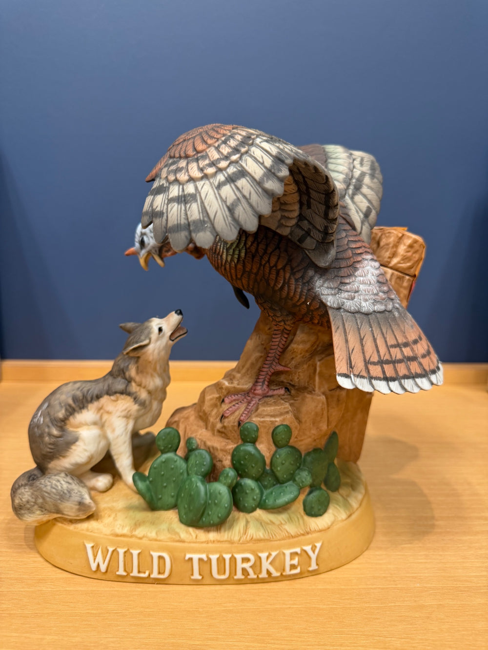 ワイルドターキー WILD TURKEY 8年 陶器ボトル 七面鳥と狼 700ml
