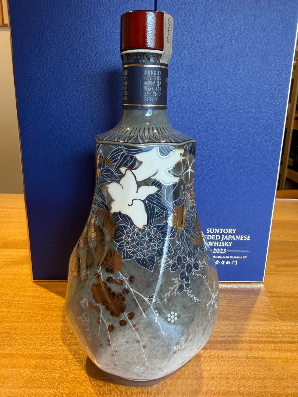 サントリーブレンデッドジャパニーズウイスキー 2025 〈色絵雪花薄墨墨はじき四季花文洋酒瓶〉 十四代 今泉今右衛門 作