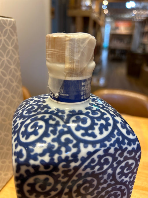 Yamazaki 12-year-old Arita ware square bottle with blue and white octopus arabesque "Fuku" design