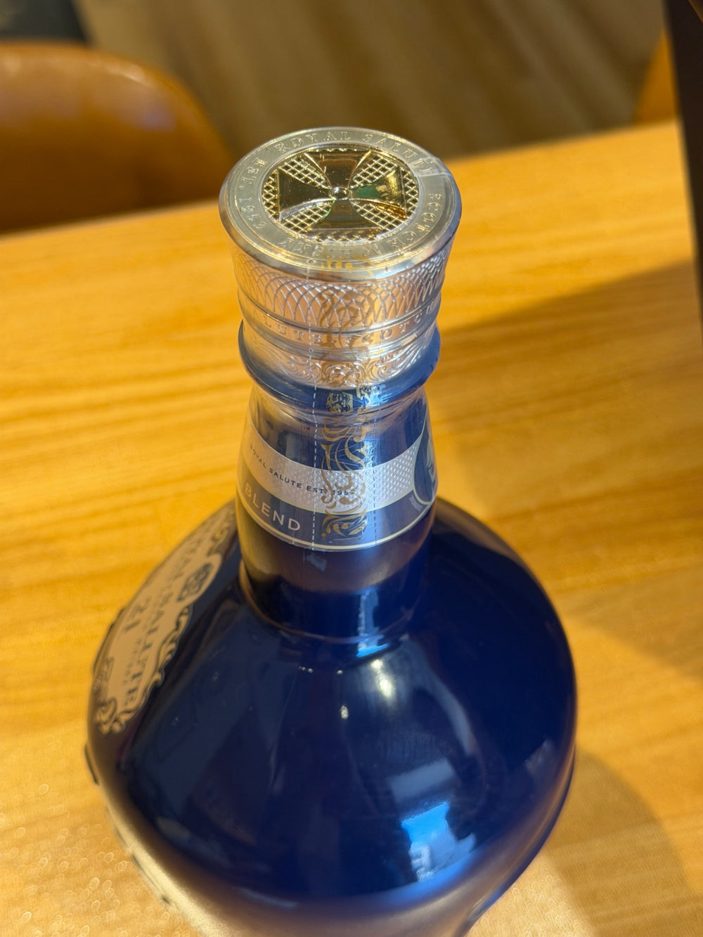 [新ラベル] ロイヤルサルート 21年 シグネチャー ブレンド 青ボトル (シーバスリーガル) 40度 700ml [並行輸入品]