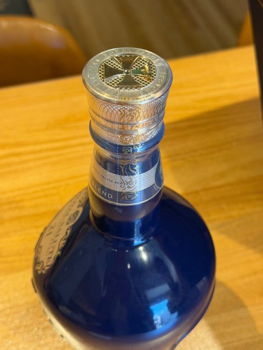 [新ラベル] ロイヤルサルート 21年 シグネチャー ブレンド 青ボトル (シーバスリーガル) 40度 700ml [並行輸入品]
