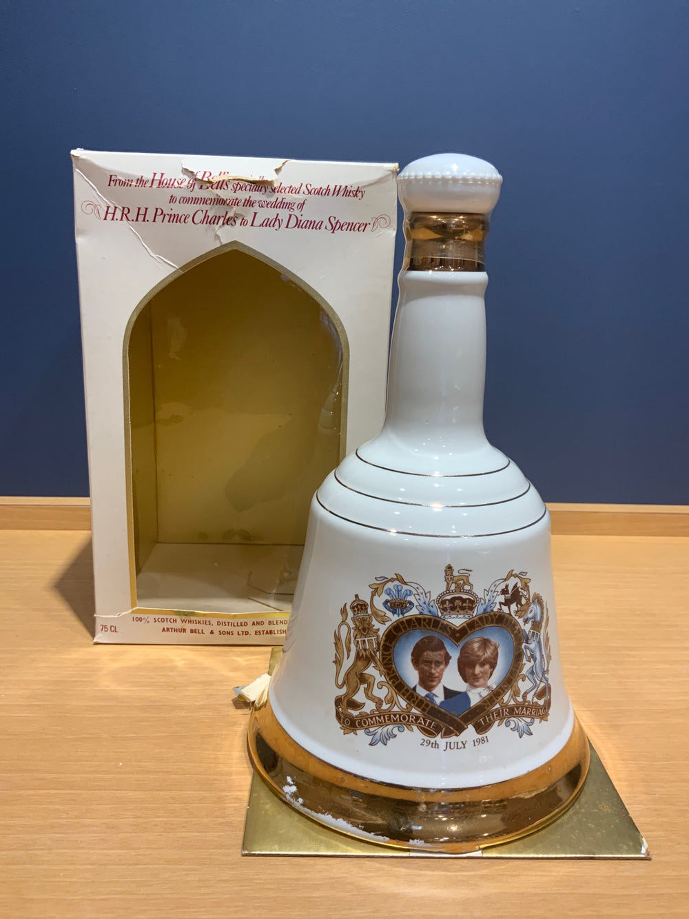 ＢＥＬＬｓ　陶器ボトル　1本　箱付き