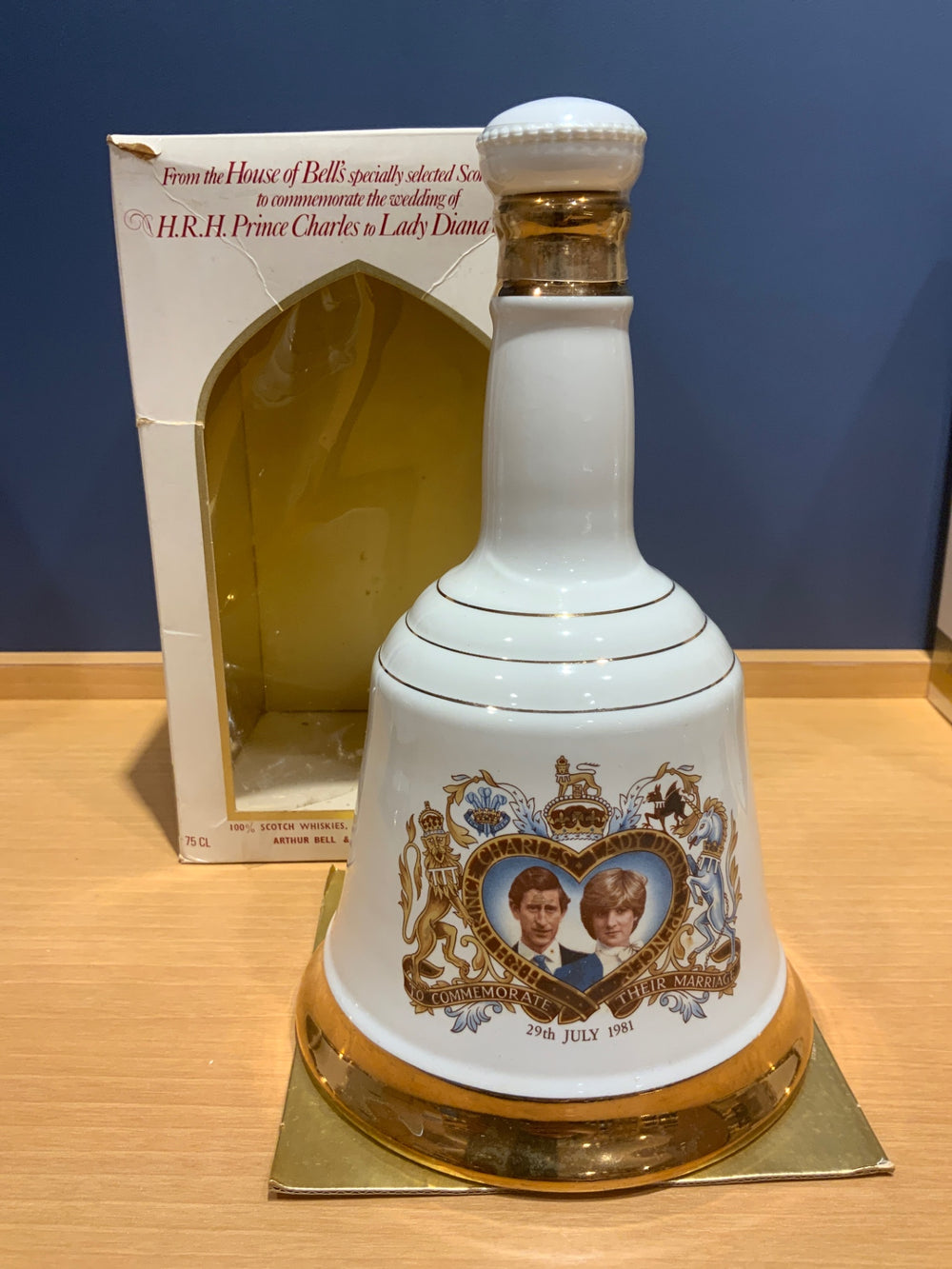 ＢＥＬＬｓ　陶器ボトル　1本　箱付き