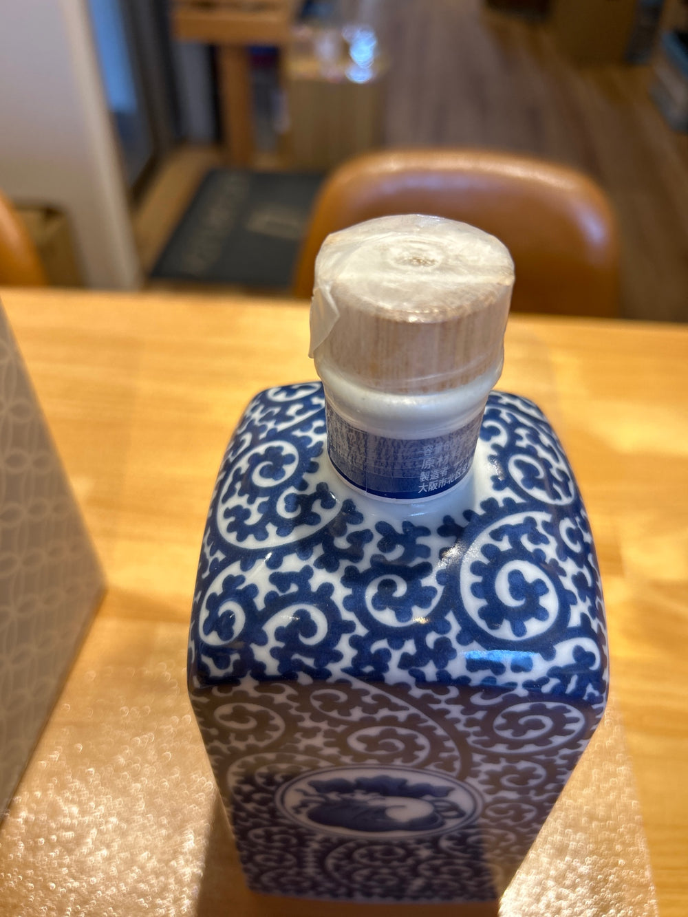 Yamazaki 12-year-old Arita ware square bottle with blue and white octopus arabesque "Fuku" design