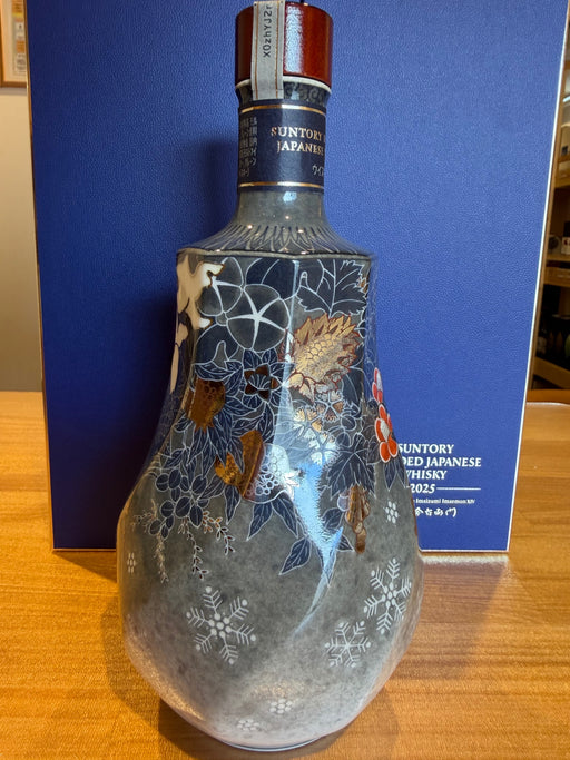 サントリーブレンデッドジャパニーズウイスキー 2025 〈色絵雪花薄墨墨はじき四季花文洋酒瓶〉 十四代 今泉今右衛門 作