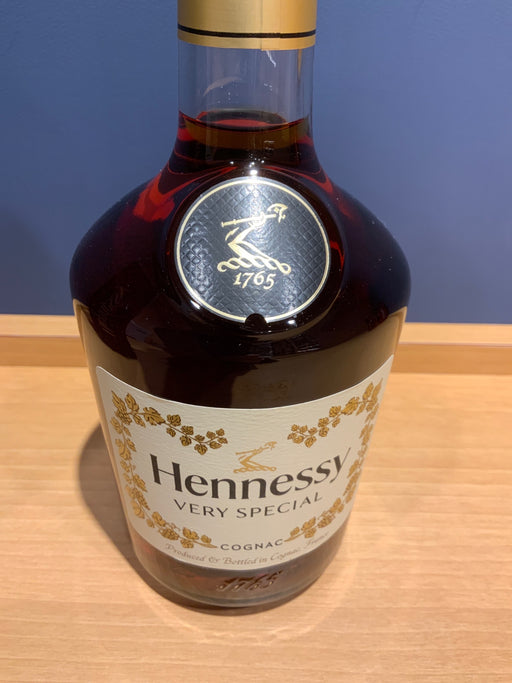ヘネシー　V・S 700ml 箱入り