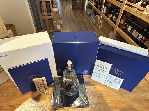 Suntory Blended Japanese Whisky 2025 (Colored Snowflakes, Light Ink, and Four Seasons Flower Design Western-style Liquor Bottle) by Imaizumi Imaemon XIV